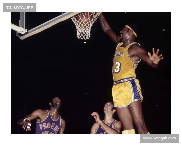 张伯伦效力时期最佳位置汇总与战术分析：探寻篮球巨星的多面角色